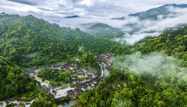 一座武陵深闺里的温泉古城，撩开面纱。。。。。。叫板巴马 ！——贵州石阡的长寿之谜