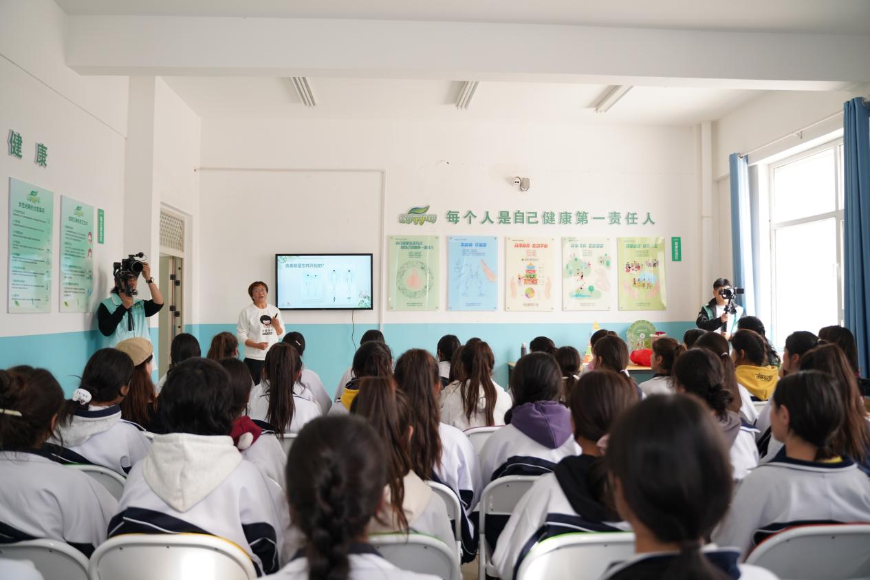 将健康教育带入校园，妇炎洁将女性公益走出了一条新路