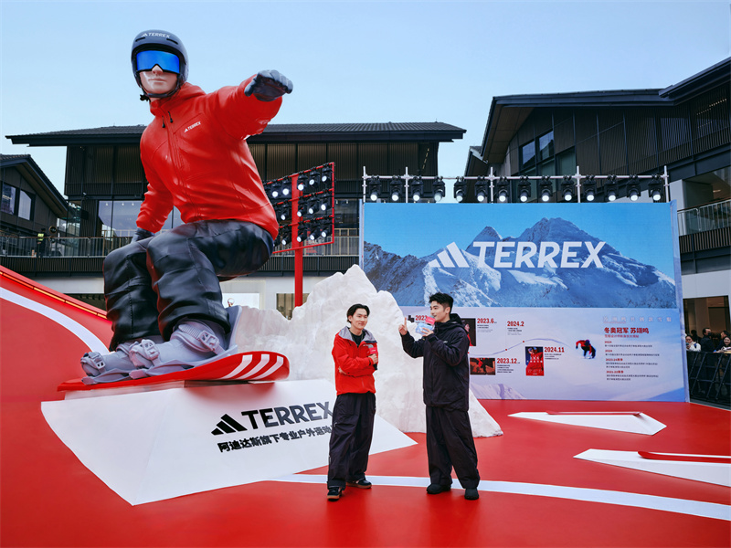 “红” 动成都太古里， 巨型滑雪 “大红人” 空降见证adidas TERREX苏翊鸣共创雪服盛事
