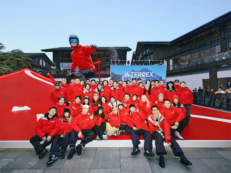 “红” 动成都太古里， 巨型滑雪 “大红人” 空降见证adidas TERREX苏翊鸣共创雪服盛事