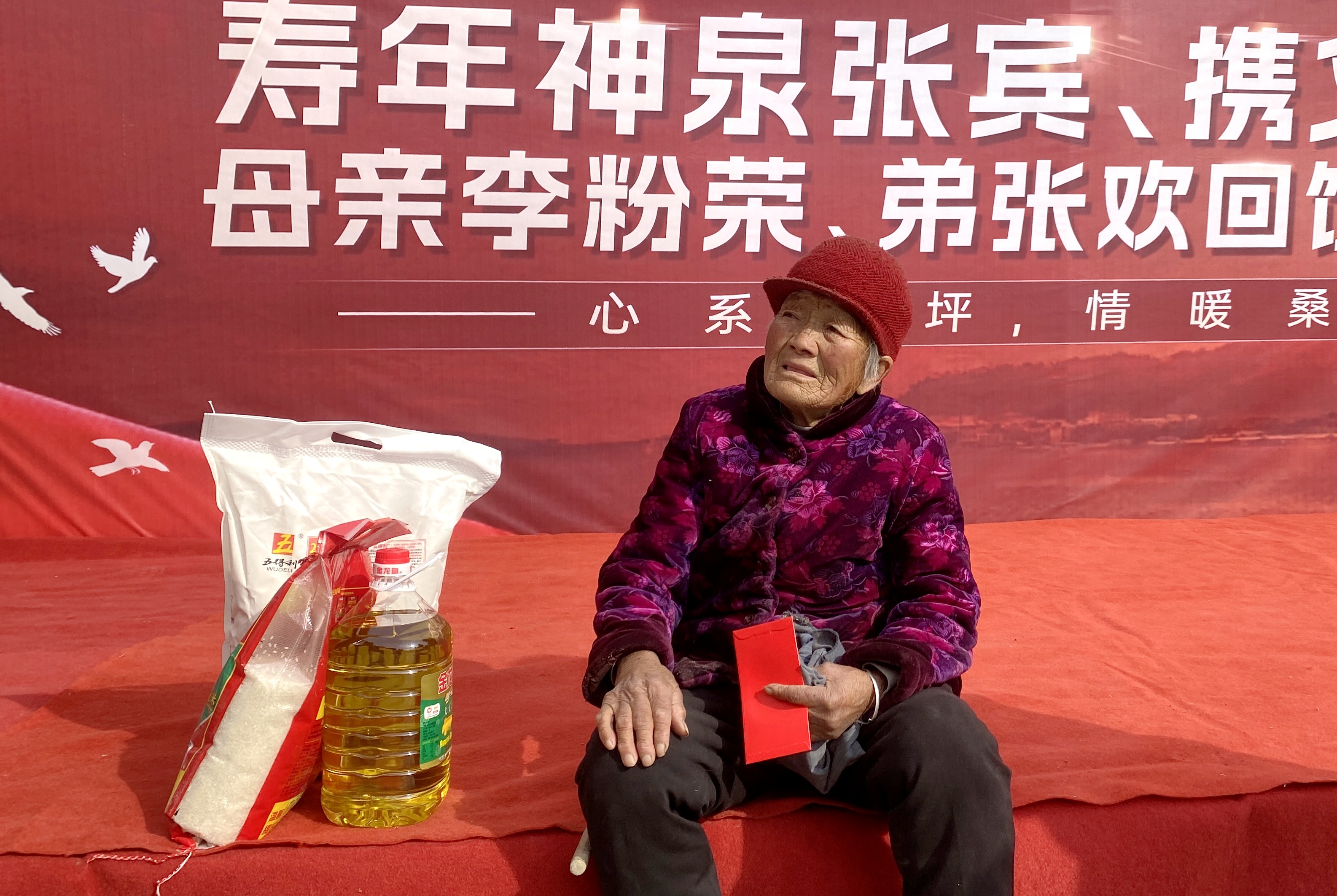 情系桑梓：寿年神泉投资人张宾，携家人回馈岭坪村父老乡亲！