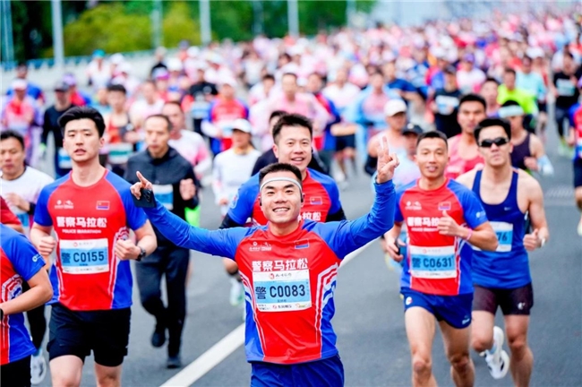 各组冠军悉数刷新赛会纪录！柳州银行杯·2025柳州马拉松暨警察马拉松鸣枪开跑！