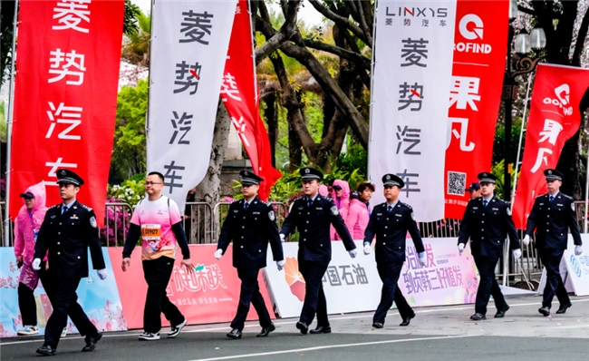 各组冠军悉数刷新赛会纪录！柳州银行杯·2025柳州马拉松暨警察马拉松鸣枪开跑！