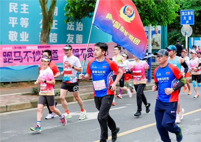 各组冠军悉数刷新赛会纪录！柳州银行杯·2025柳州马拉松暨警察马拉松鸣枪开跑！