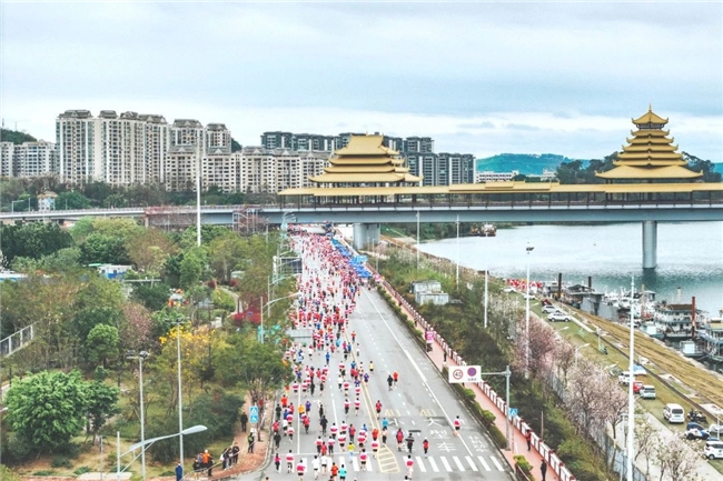 各组冠军悉数刷新赛会纪录！柳州银行杯·2025柳州马拉松暨警察马拉松鸣枪开跑！