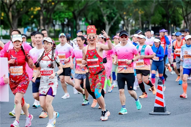 各组冠军悉数刷新赛会纪录！柳州银行杯·2025柳州马拉松暨警察马拉松鸣枪开跑！