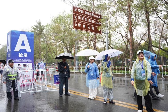 2025新疆奎屯兵地融合半程马拉松暨中国田径协会10公里精英赛（奎屯站）鸣枪起跑