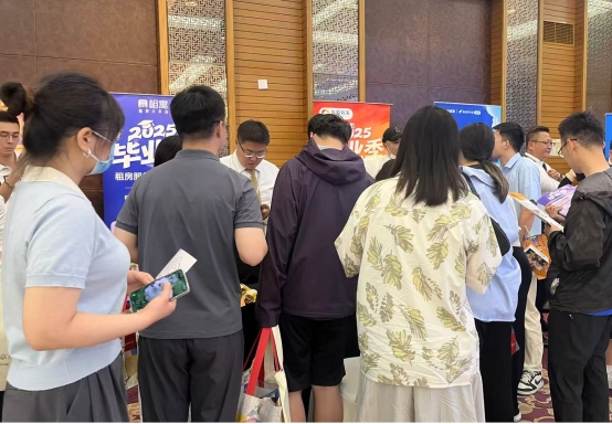 我爱我家积极参与第七届“毕业季租房服务进校园”活动