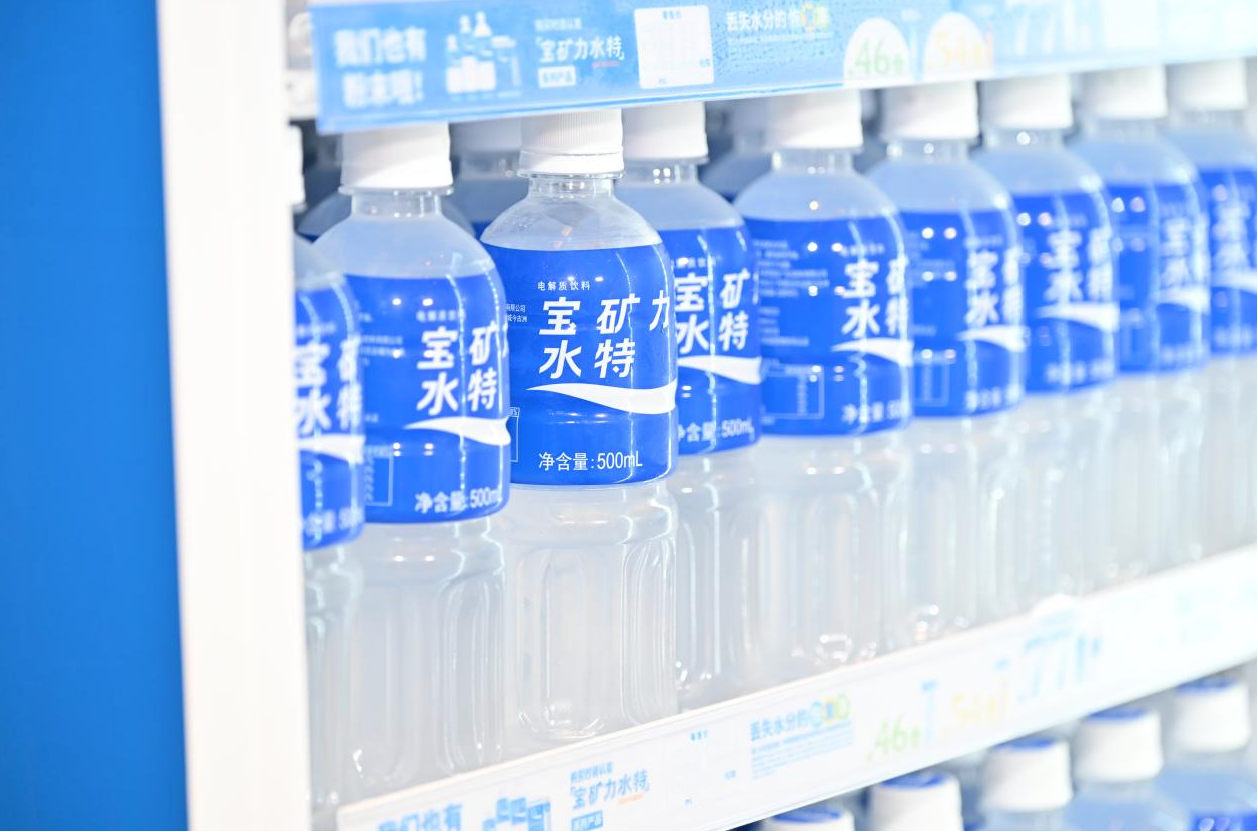 高温令我们无处可逃？高温下的健康问题日益显著，专家提醒：科学补液是关键